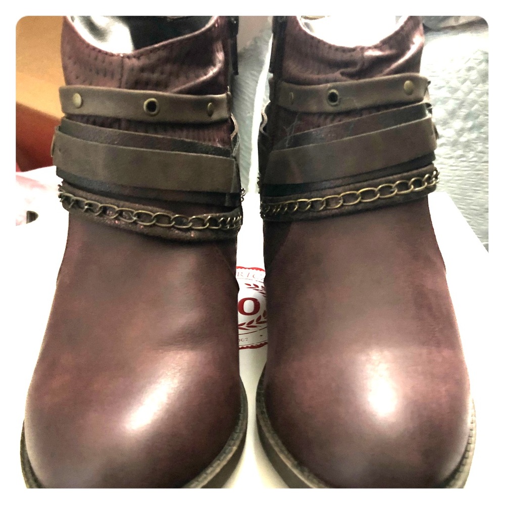 Red Bud wine boots